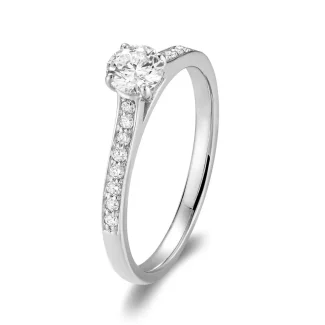Bague de fiançailles solitaire et anneau serti rail.